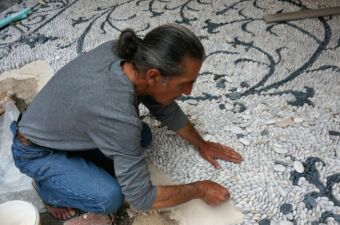 Stelios Grekos laying choklakia